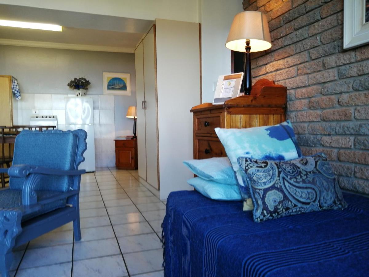Amzee Bokmakierie Guest House Dana Bay Room photo