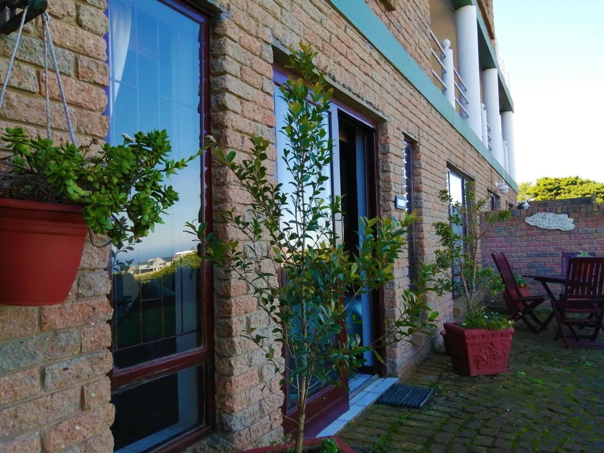 Amzee Bokmakierie Guest House Dana Bay Exterior photo