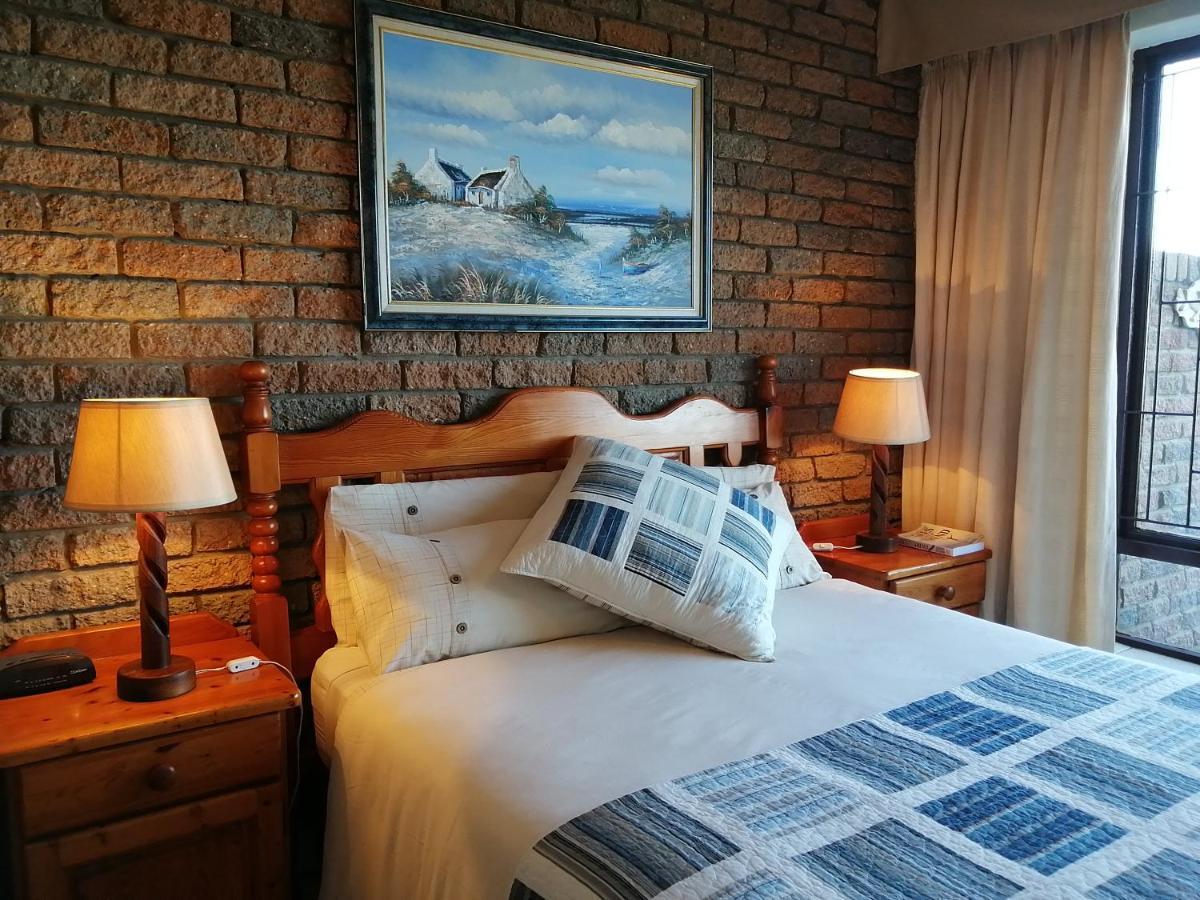Amzee Bokmakierie Guest House Dana Bay Room photo